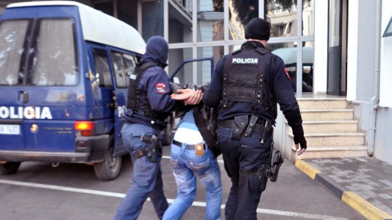 Mbushi makinën me djathë kontrabandë, policia arreston 32-vjeçarin