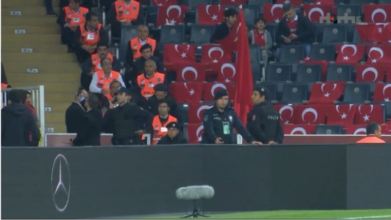 E pabesueshme! Forca të armatosura turke izolojnë sektorin e tifozëve kuqezi