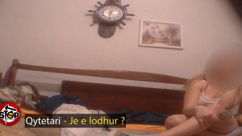 Prostituta e mitur shet trupin për të mbajtur familjen