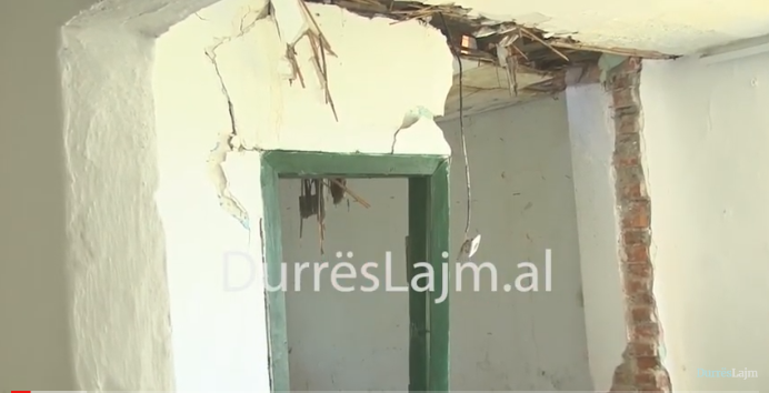 Durrës, banesa e prishur nga tërmeti, çifti i trembet dimrit që po afron (VIDEO)