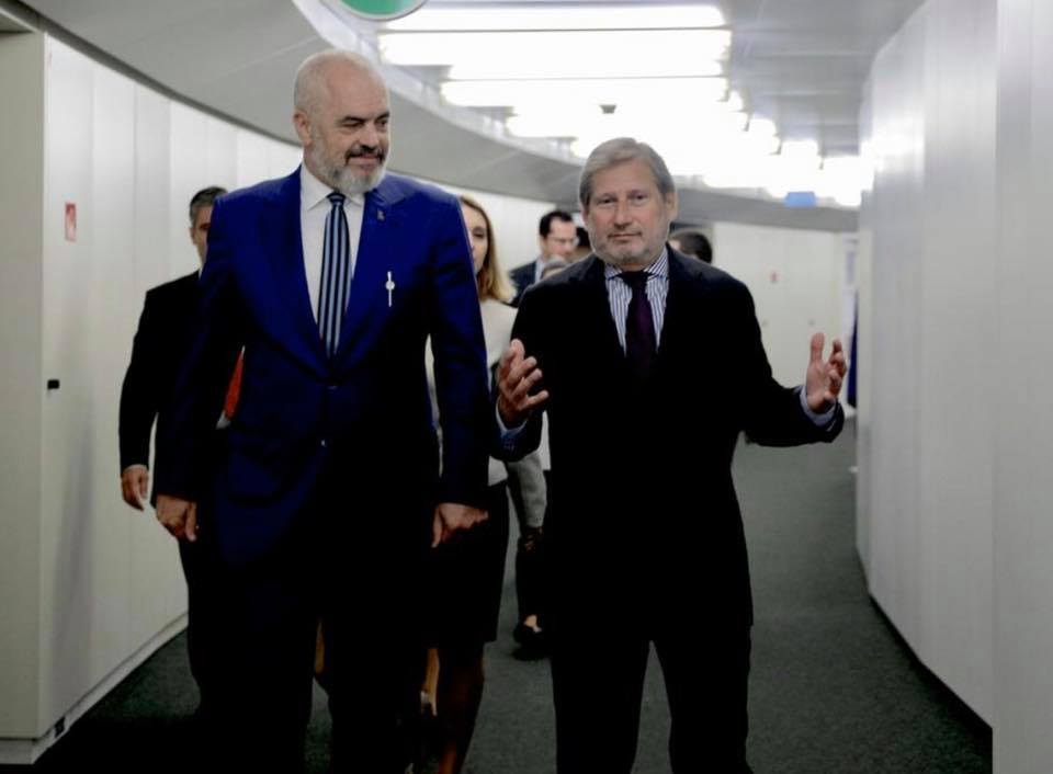 Rama takon Hahn pak orë para vendimit për negociatat: Për të rejat e fundit