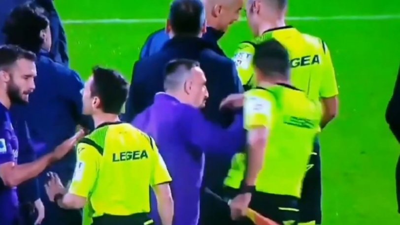 Riberisë nuk i mbajnë nervat, shikoni si shtyn arbitrin (VIDEO)