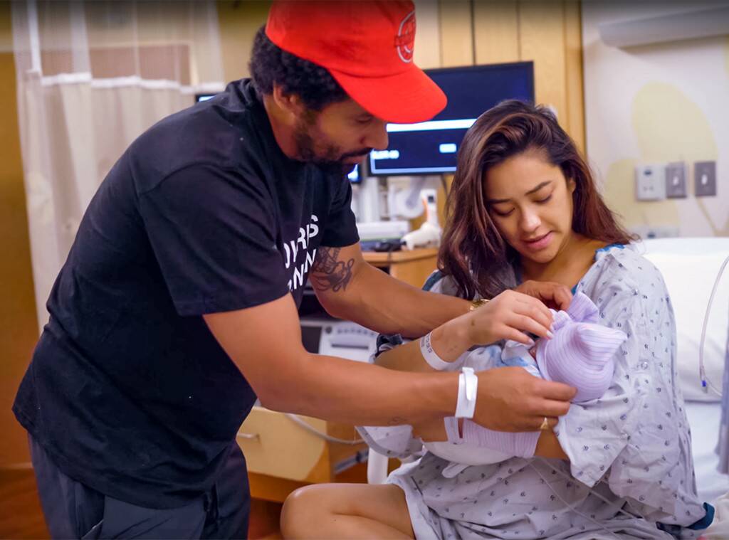 Aktorja filmon gjithçka, publikon videon gjatë lindjes së vajzës