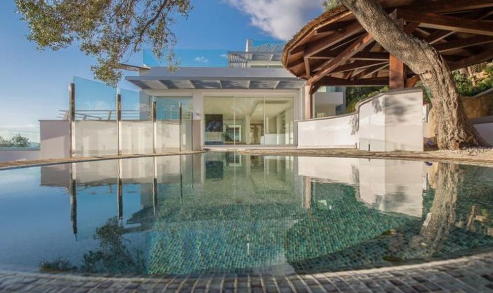 Kjo kompani ju paguan 2.500 dollarë në javë për të jetuar në shtëpitë luksoze