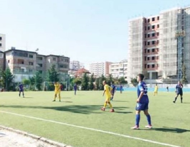 Skandali te moshat/ Grushte arbitrit, nuk mbaron ndeshja në Durrës