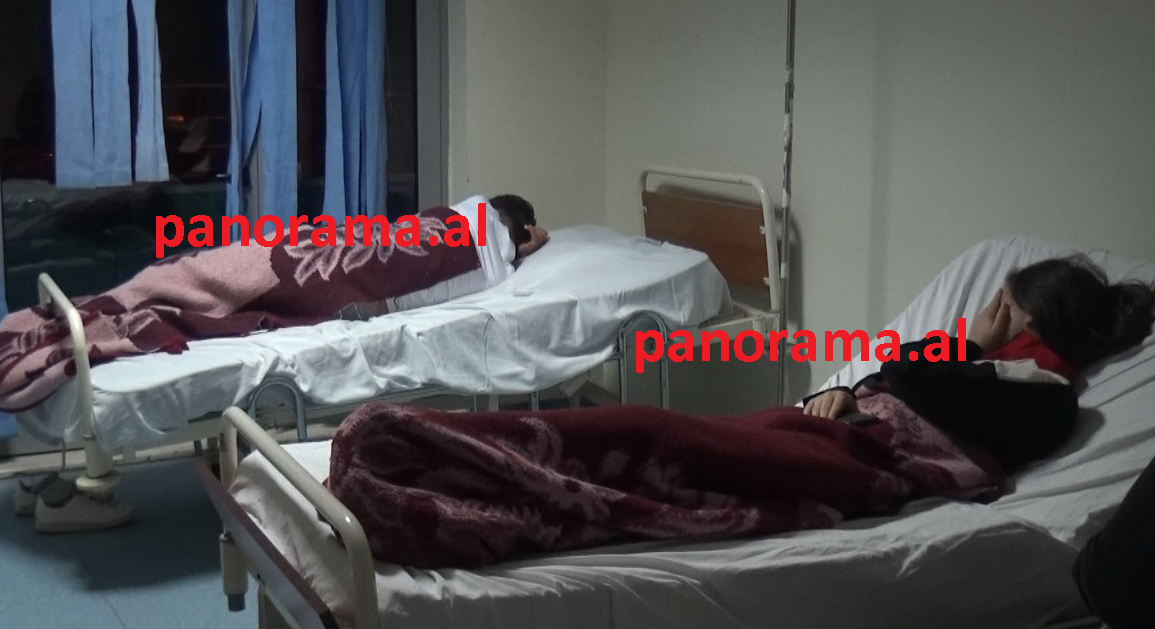 “Bleva bukë me qofte, gjeta copa qelqi”- Helmimi i 50 nxënësve në Shkodër, drejtoresha ia vë fajin virozave