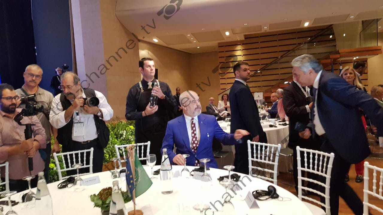 Komenti që kryeministri grek i bëri Ramës për kravatën (FOTO)