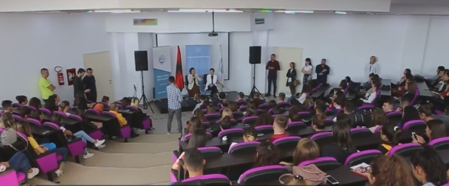 Ministrja Shahini vizitë në UAMD, nis shpërndarja e Kartës së Studentit (VIDEO)