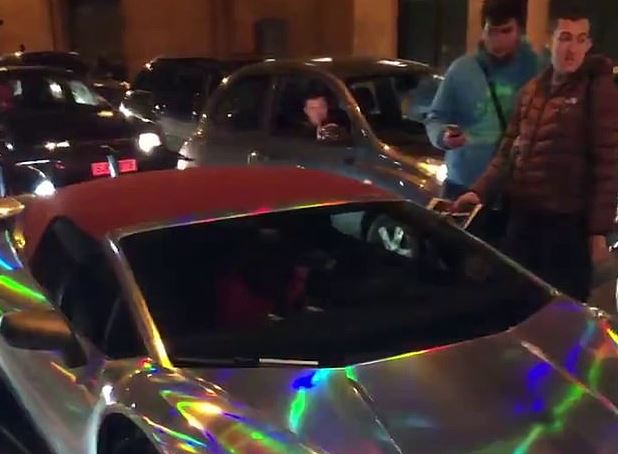 Tifozët e Arsenal nuk kursejnë as sulmuesin, e kontestojnë teksa pret semaforin me Lamborxhini