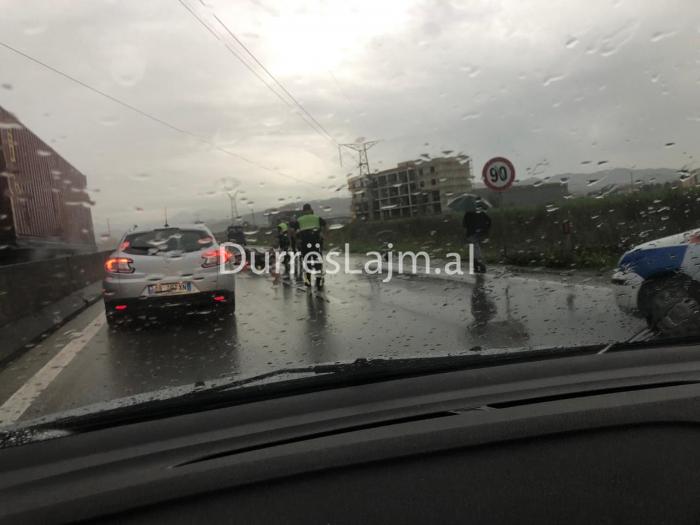 Reshjet e shiut shkaktojnë aksident në autostradën Durrës-Tiranë (FOTO)