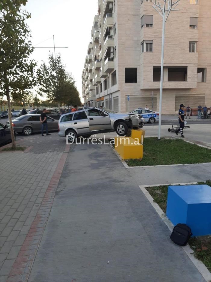 Aksident me një të plagosur në Durrës, automjeti përfundon sipër stolave (FOTO)