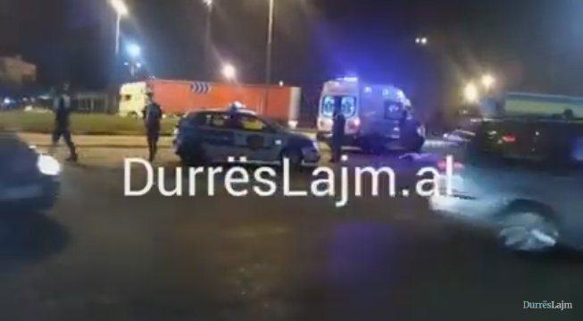 Pamje të rënda/ Viktima e aksidentit në Durrës përplaset nga dy makina, tërhiqet zvarrë (VIDEO)