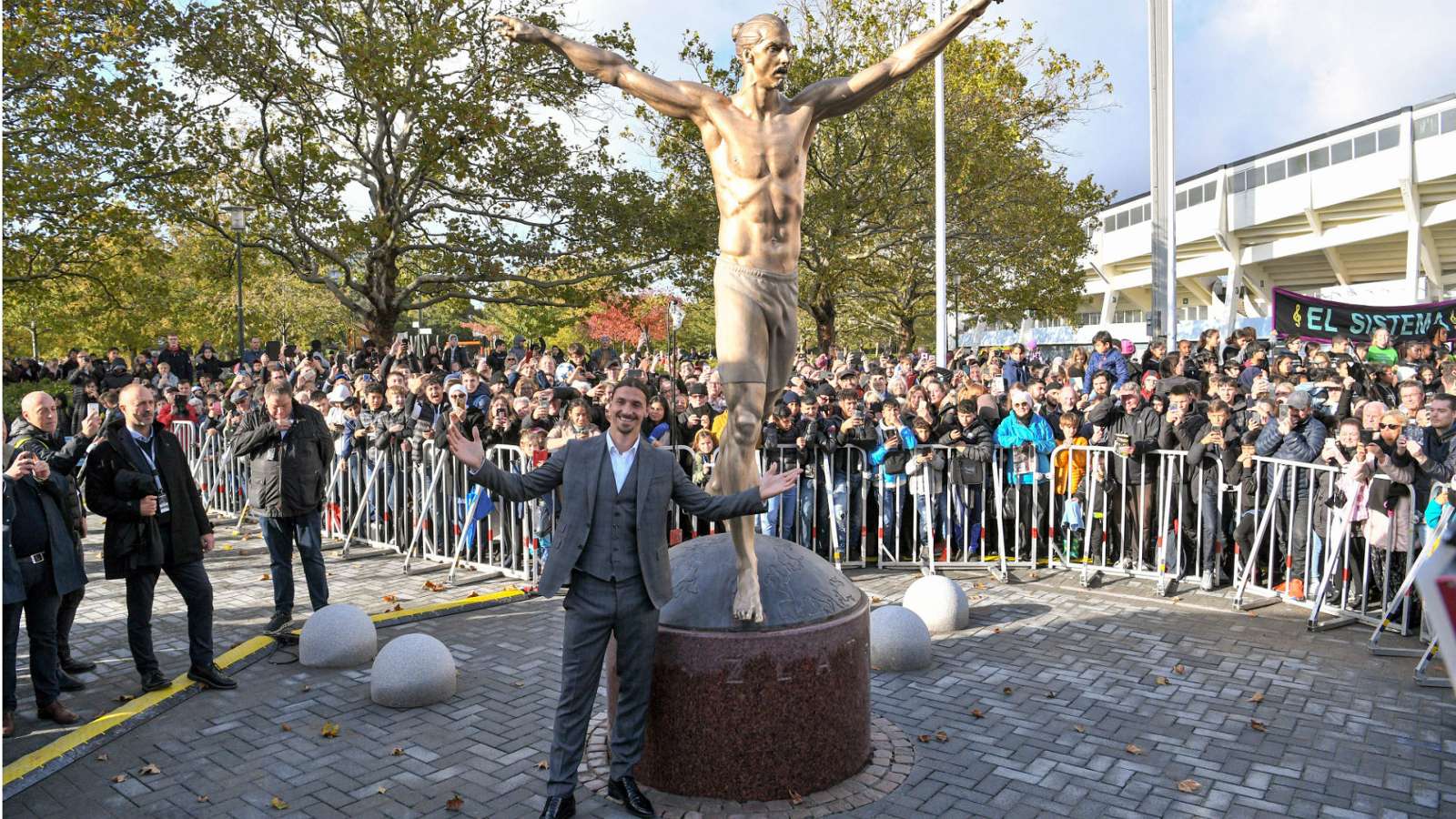Zbulohet statuja e Zlatan Ibrahimovicit, batuta pikante e gjigantit suedez