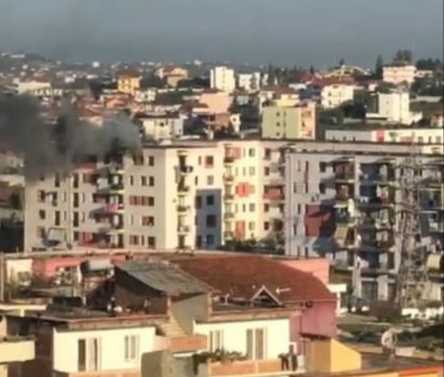Zjarr në pallatin e banesave sociale