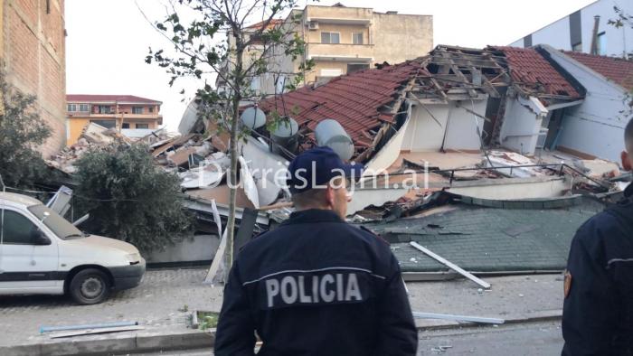 Nxirret nga rrënojat trupi i pajetë i një personi në Durrës