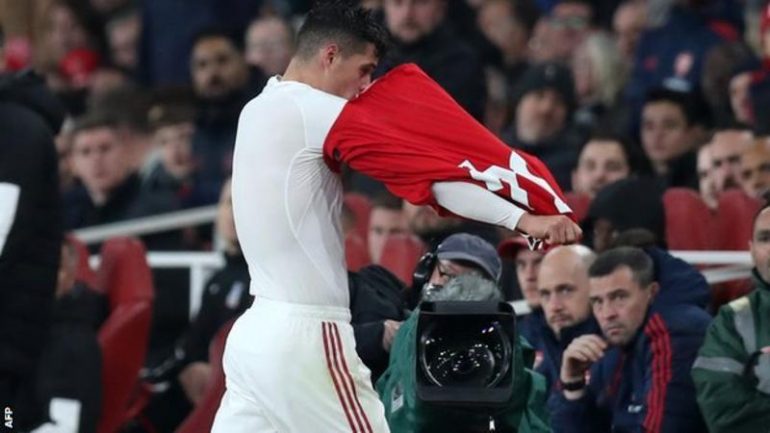 Emery i heq Xhakës shiritin e kapitenit pas incidentit me tifozët