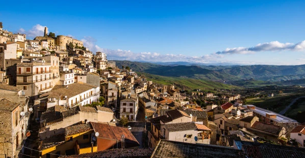 Ky qytet ofron falas shtëpi në mal me ajrin e pastër e pamjen e mrekullueshme