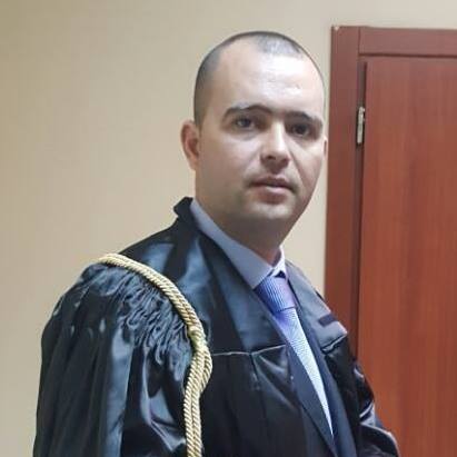 Paketa anti KÇK/ Ironizon av.Armand Tragaj: Njoftoni ata ekspertët e nivelit të lartë se…