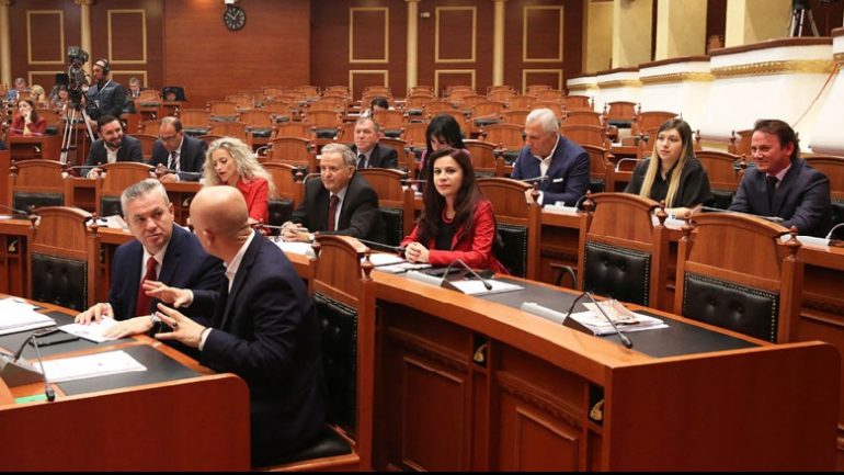 Projektligji i firmosur nga 20 deputetë, 200 fjalë dhe mbi 200 gabime