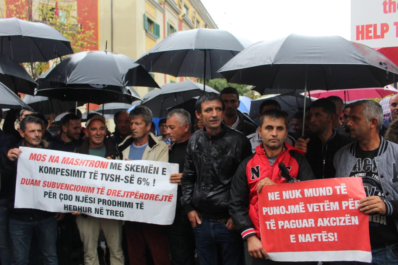 Fermerët protestë para Ministrisë së Bujqësisë, ja 5 kërkesat e tyre