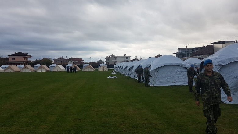 Kuzhinieri Renato Mekolli gatuan për banorët e prekur nga tërmeti