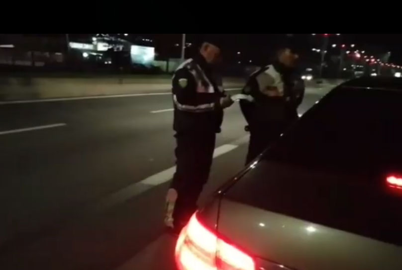 I riu me shpejtësi skëterrë në autostradë, ndalohet nga policia por habit me përgjigjen (VIDEO)