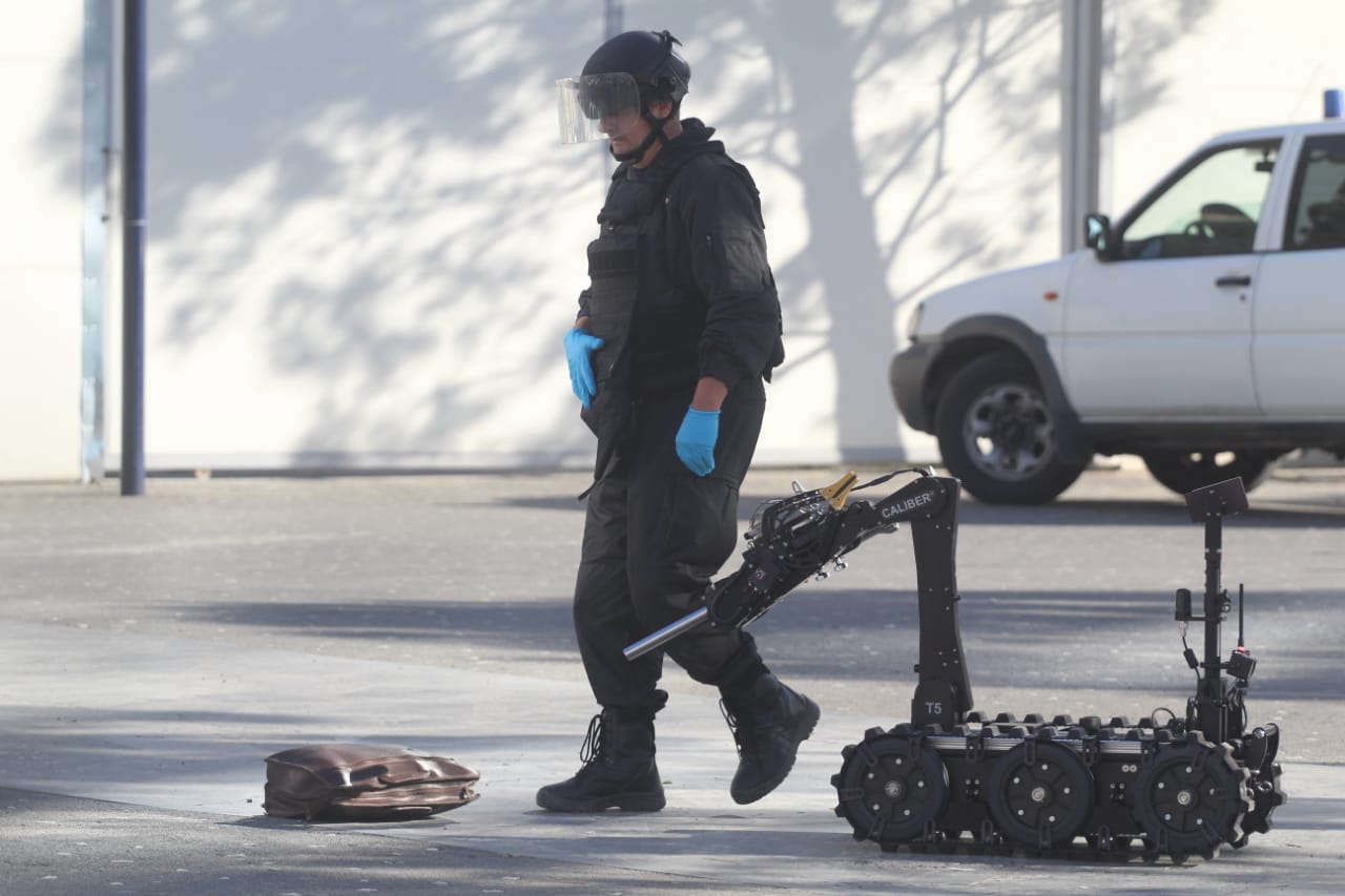 FOTO/ Alarmi për bombë te sheshi “Skënderbej”, çfarë gjeti Policia brenda çantës