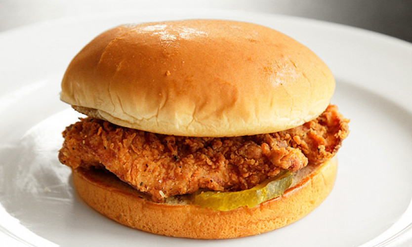 Sherri për sanduiçin me mish pule i merr jetën 28-vjeçarit