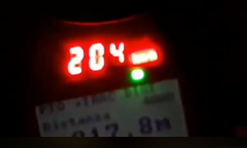 Po fluturonte me 204 km/h në autostradë, momenti kur policia kap mjetin (VIDEO)