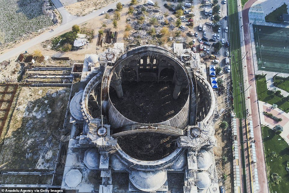 Shembet kupola e xhamisë, një inxhinier mbetet brenda rrënojave