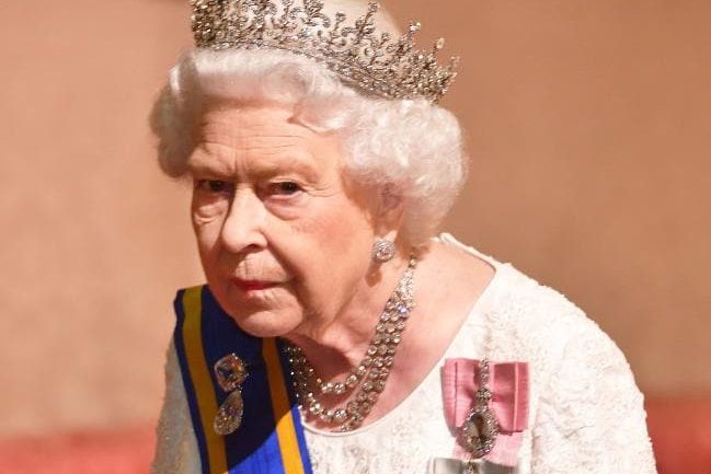 Mbretëresha Elizabeth i pastron vetë stolitë e saj, përdor vetëm 2 përbërës