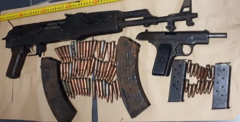 Sekuestrohet kallashnikovë, pistoletë dhe fishekë luftarak