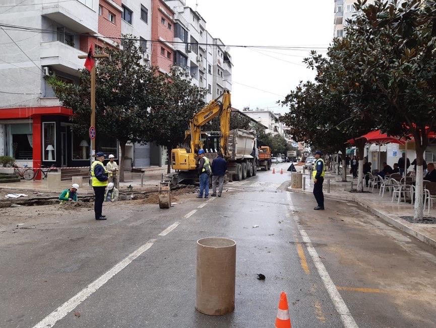 Durrës, rrjet i ri ujësjellësi për banorët e rrugës “Aleksandër Goga” (FOTO)