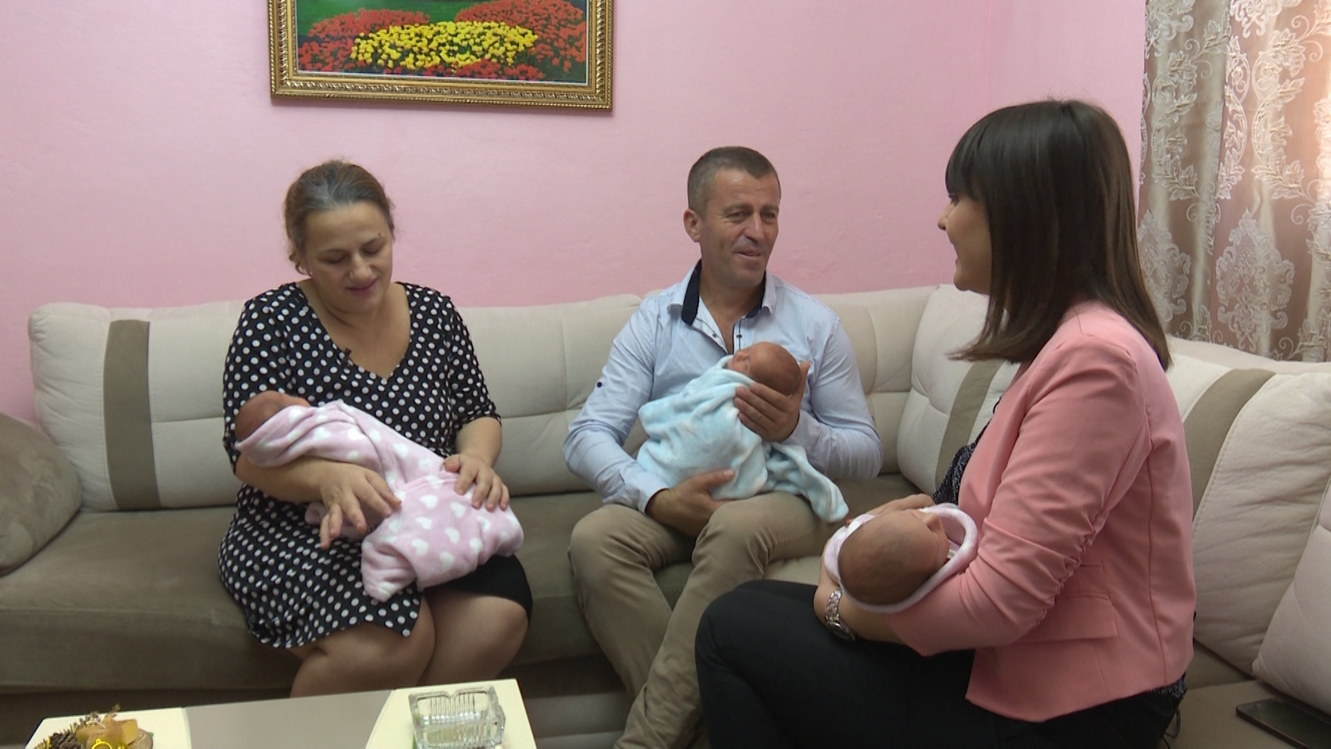 Të marrësh kredi për të bërë fëmijë / Historia emocionuese e çiftit që u bënë me trinjakë pas 15 vitesh