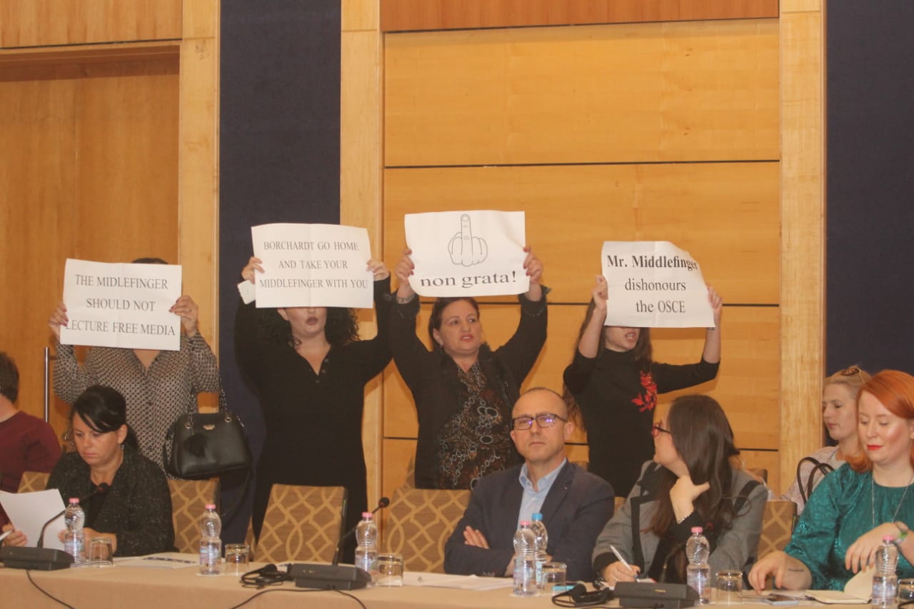 “Të të vijë turp”, incident te “Forumi i Medias”, thirrje kundër Bernd Borchardt