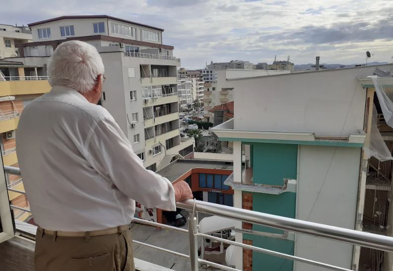 Zvicerani që banon në Durrës: Fajin për viktimat e kanë ndërtimet, kriminelët do të përfitojnë nga tërmeti