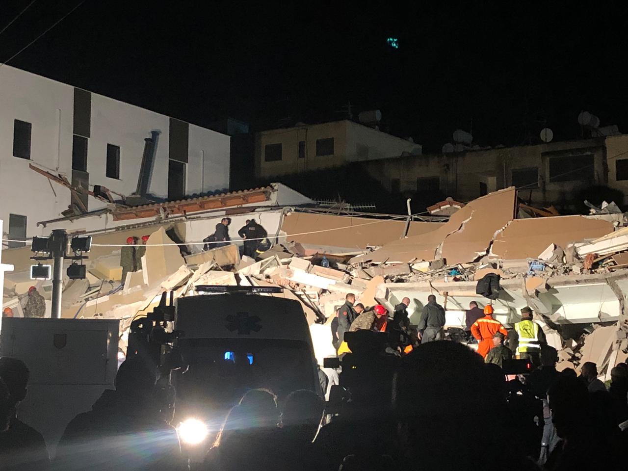 Durrës, nxirret një 30-vjeçare e gjallë nga rrënojat e pallatit, vajza iu gjet e vdekur, mister fati i gjyshes