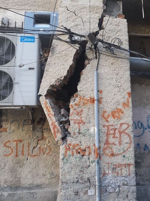 Një tjetër pallat i dëmtuar rëndë në Durrës (FOTO)