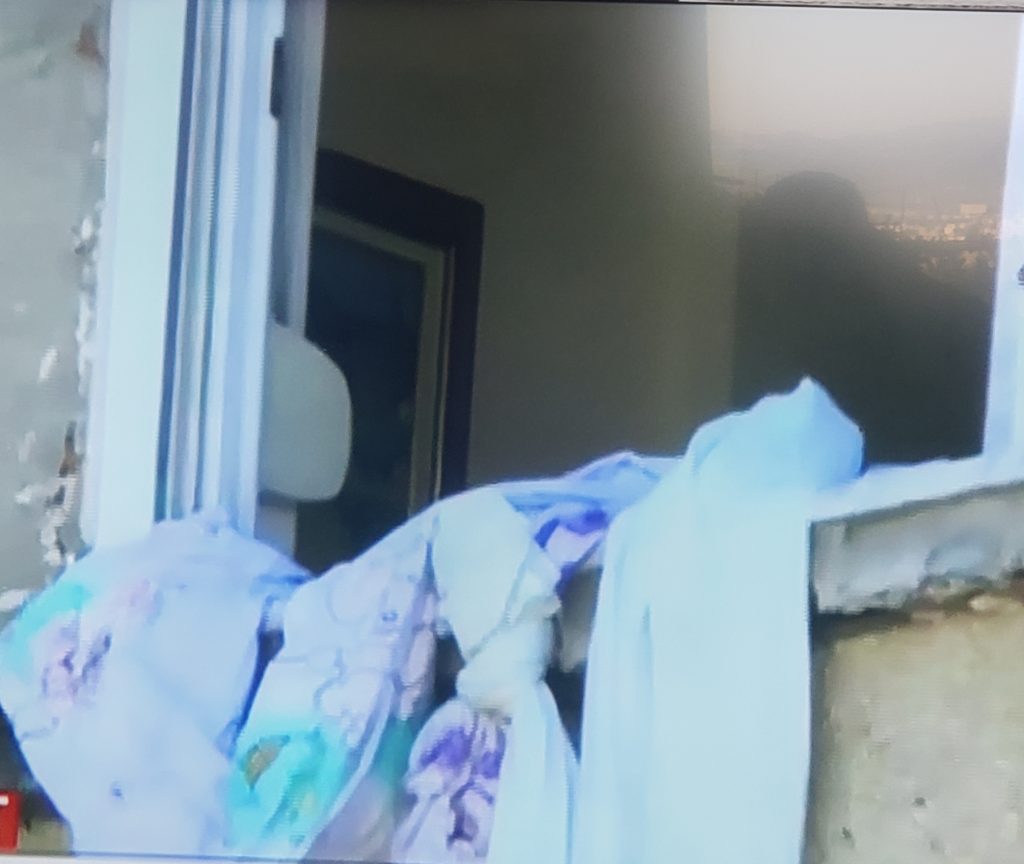 Instikti i mbijetesës/ Banorët në Durrës, lidhin çarçafët dhe kacavirren nga ballkoni