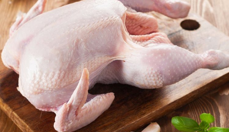 Disa teknika si të dalloni nëse mishi i pulës është akoma i freskët