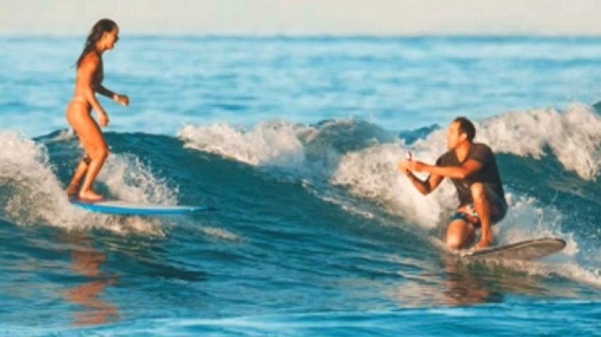I propozon të dashurës duke bërë sërf, unaza përfundon në… det!