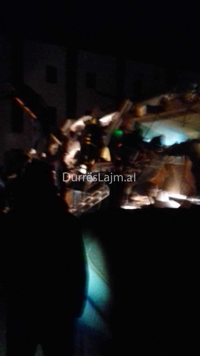 Nis nxjerrja e njerëzve të mbetur nën rrënoja tek pallati i shembur në Durrës (FOTO)