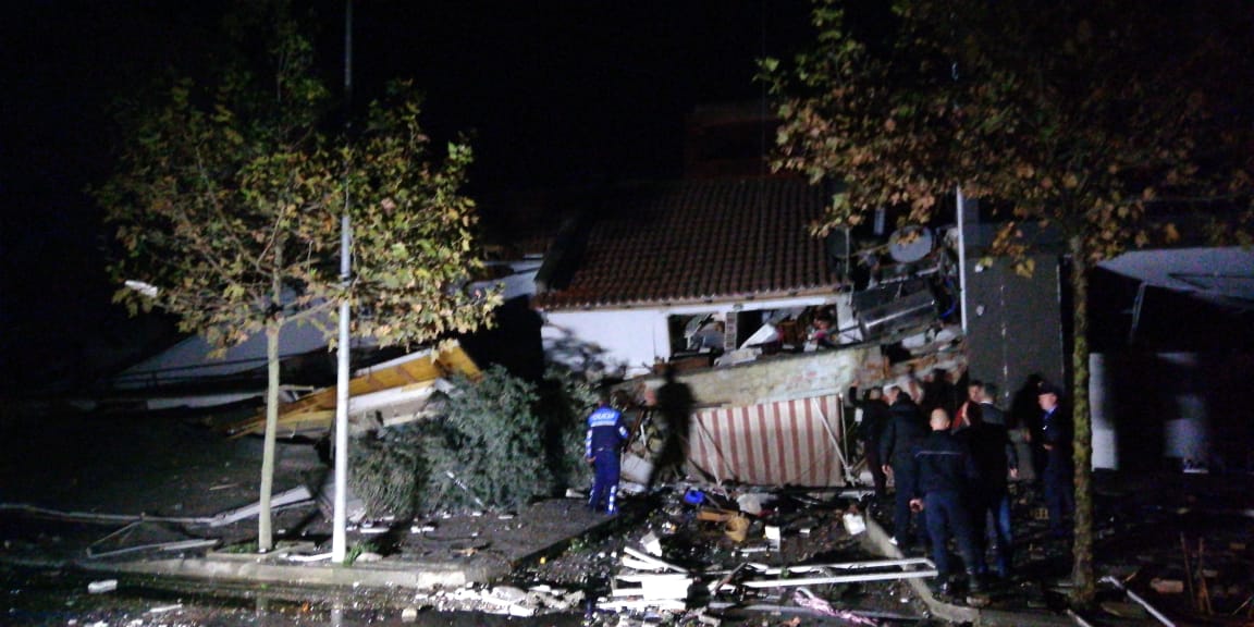 VIDEOLAJM/ Dëmet e tërmetit në Durrës, ndërtesa të shembura, njerëz në rrugë