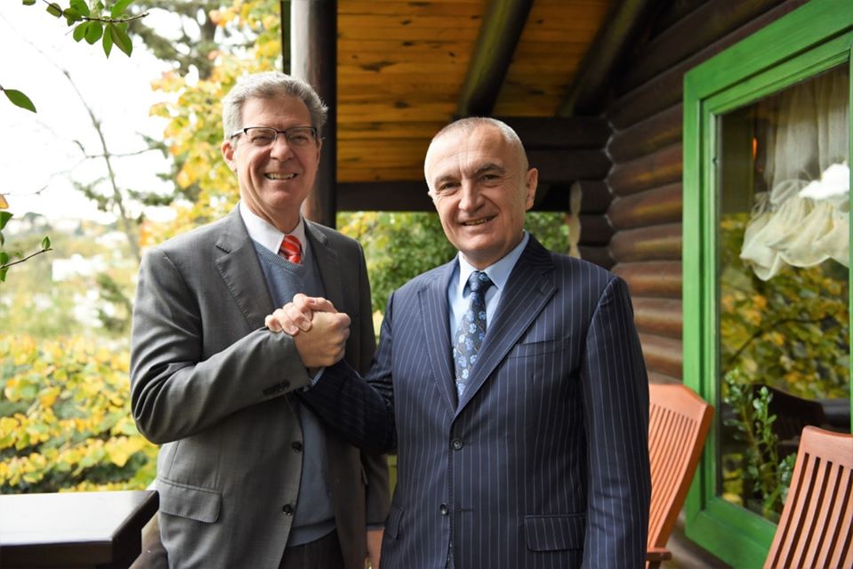 Meta pret të ftuarin special: Zoti e bekoftë miqësinë shqiptaro-amerikane!