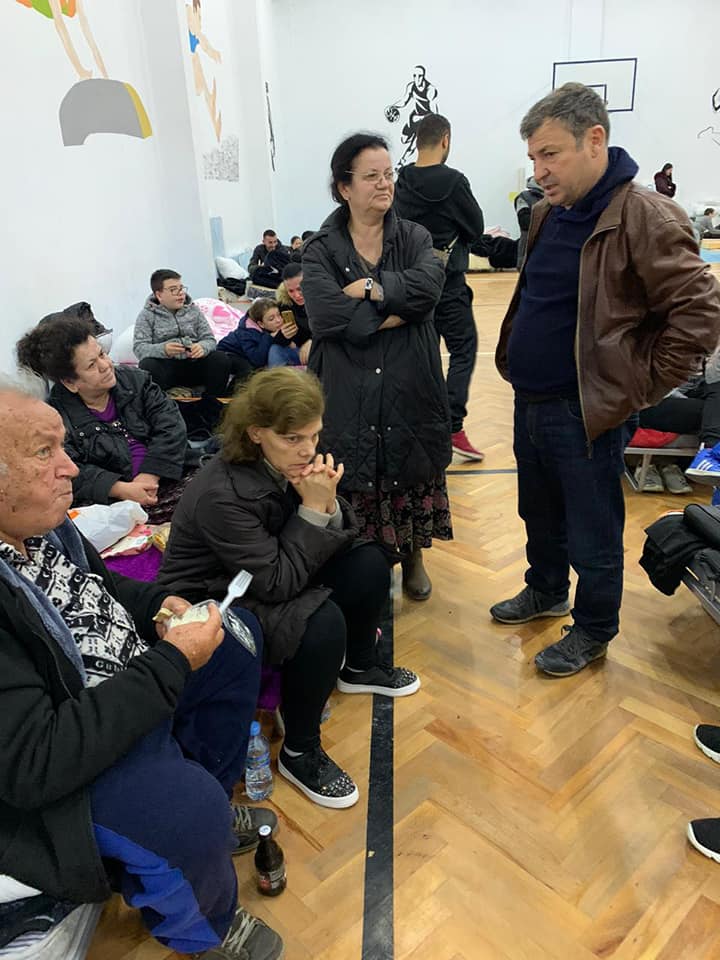 Shfaqet ish-kryebashkiaku Vangjush Dako mes durrsakëve të mbetur pa shtëpi (FOTO)