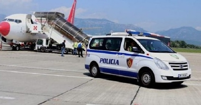 Po udhëtonin me dokumente false, kapen në Rinas 3 persona me karta identiteti e shëndeti italiane