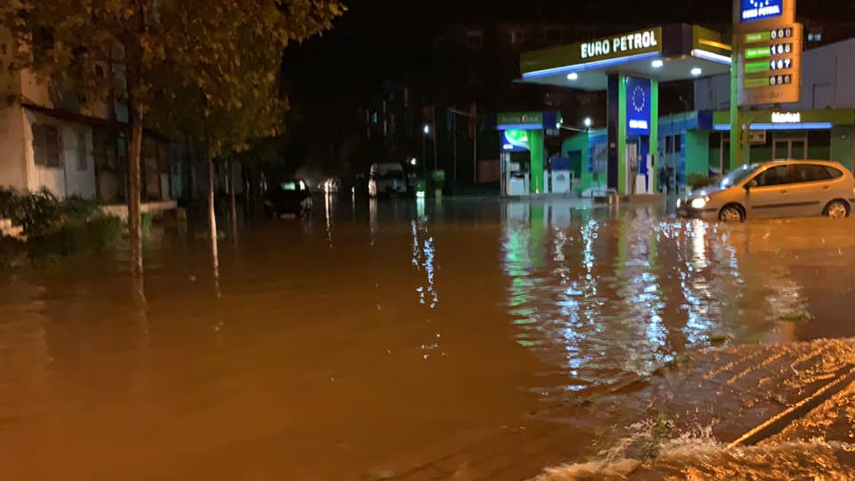 Përmbytet qyteti, FRPD Durrës: Dil Valbona e bëj foto tani, ose kërko falje e hesht!