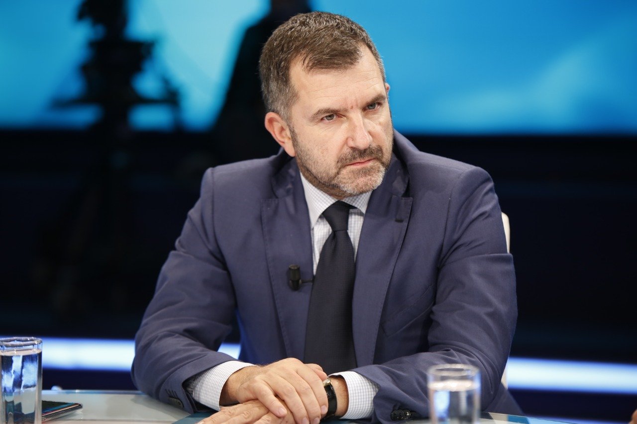 “President kukull, do ishte më mirë të jepnit dorëheqjen”/ Debat i fortë mes Bushatit dhe Metës