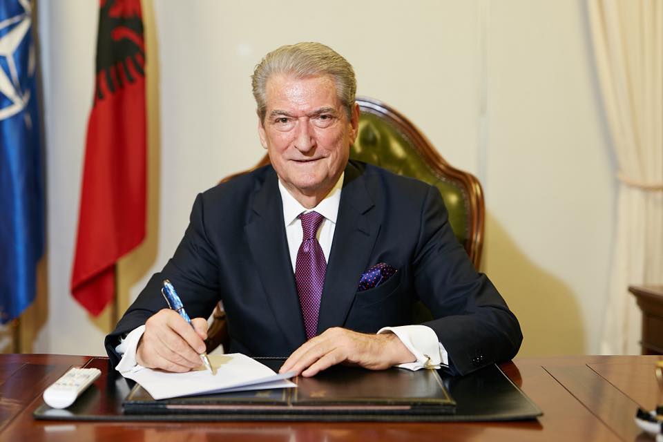 “E vërteta lakuriq e implikimit të Ramës në Gjirin e Lalzit”, Berisha: Prishi kontratën për valixhen me 4 milionë euro