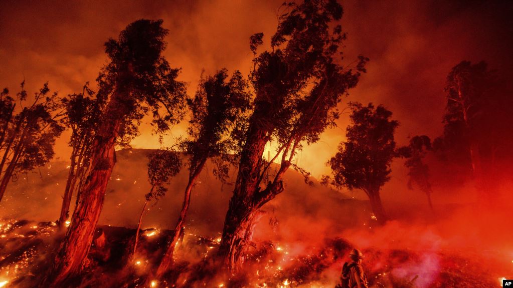 Zjarrfikësit vazhdojnë të luftojnë zjarret në Kaliforni
